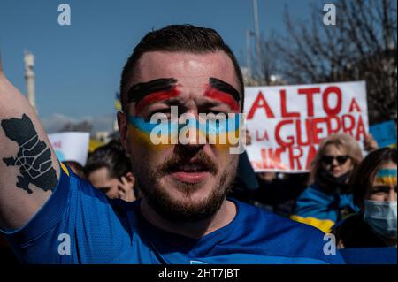 Madrid, Spanien. 27.. Februar 2022. Demonstranten während einer Demonstration gegen den russischen Einmarsch in die Ukraine. In Madrid lebende Ukrainer und spanische Unterstützer (mehr als 12,000 laut Polizeibeamten) marschierten durch die Stadt und forderten das Ende des Krieges in der Ukraine und protestierten gegen den russischen Präsidenten Wladimir Putin. Quelle: Marcos del Mazo/Alamy Live News Stockfoto