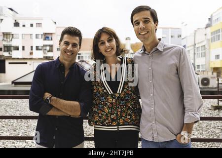 Nahaufnahme von jungen Architekten, die in einem Konferenzraum miteinander diskutieren Stockfoto