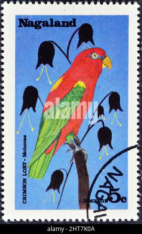 Abgesagte Briefmarke gedruckt von Nagaland, die Crimson Lory zeigt, um 1977. Stockfoto