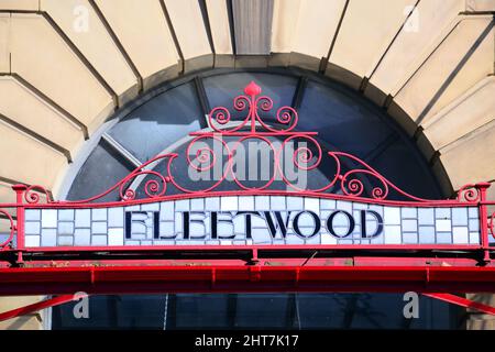 Fleetwood: Detail über dem Eingang zum Victoria Bahnhof, Manchester, Großbritannien, einer von vielen Namen von Städten, zu denen man von diesem Bahnhof aus fahren kann Stockfoto