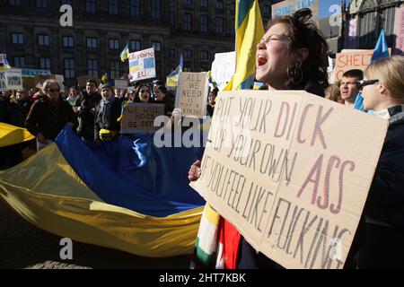 Amsterdam, Niederlande. 27.. Februar 2022. Ukrainer und Anhänger nehmen am 27. Februar 2022 in Amsterdam, Niederlande, an einem Protest gegen die russische militärische Invasion der Ukraine auf dem Dam-Platz Teil. Russland hat am 24. Februar eine umfassende Invasion gegen die Ukraine gestartet, die größte Attacke eines Staates gegen einen anderen in Europa seit dem Zweiten Weltkrieg (Foto von Paulo Amorim/Sipa USA) Quelle: SIPA USA/Alamy Live News Stockfoto