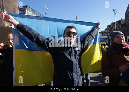 Amsterdam, Niederlande. 27.. Februar 2022. Ukrainer und Anhänger nehmen am 27. Februar 2022 in Amsterdam, Niederlande, an einem Protest gegen die russische militärische Invasion der Ukraine auf dem Dam-Platz Teil. Russland hat am 24. Februar eine umfassende Invasion gegen die Ukraine gestartet, die größte Attacke eines Staates gegen einen anderen in Europa seit dem Zweiten Weltkrieg (Foto von Paulo Amorim/Sipa USA) Quelle: SIPA USA/Alamy Live News Stockfoto