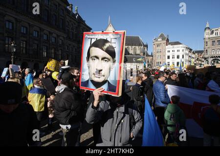 Amsterdam, Niederlande. 27.. Februar 2022. Ukrainer und Anhänger nehmen am 27. Februar 2022 in Amsterdam, Niederlande, an einem Protest gegen die russische militärische Invasion der Ukraine auf dem Dam-Platz Teil. Russland hat am 24. Februar eine umfassende Invasion gegen die Ukraine gestartet, die größte Attacke eines Staates gegen einen anderen in Europa seit dem Zweiten Weltkrieg (Foto von Paulo Amorim/Sipa USA) Quelle: SIPA USA/Alamy Live News Stockfoto