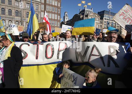 Amsterdam, Niederlande. 27.. Februar 2022. Ukrainer und Anhänger nehmen am 27. Februar 2022 in Amsterdam, Niederlande, an einem Protest gegen die russische militärische Invasion der Ukraine auf dem Dam-Platz Teil. Russland hat am 24. Februar eine umfassende Invasion gegen die Ukraine gestartet, die größte Attacke eines Staates gegen einen anderen in Europa seit dem Zweiten Weltkrieg (Foto von Paulo Amorim/Sipa USA) Quelle: SIPA USA/Alamy Live News Stockfoto