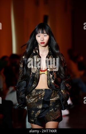 Mailand, Lombardei, Italien. 27.. Februar 2022. Model Walk the Runway, during the HUI Fashion Show, by Designer ZHAO HUIZHOW, as part of the Milan Fashion Week.Herbst/Winter 2022-2023 (Foto: © Ervin Shulku/ZUMA Press Wire) Stockfoto