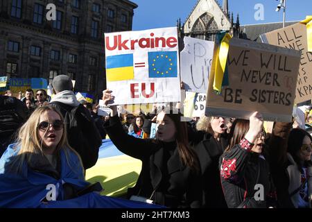 Amsterdam, Niederlande. 27.. Februar 2022. Ukrainer und Anhänger nehmen am 27. Februar 2022 in Amsterdam, Niederlande, an einem Protest gegen die russische militärische Invasion der Ukraine auf dem Dam-Platz Teil. Russland hat am 24. Februar eine umfassende Invasion gegen die Ukraine gestartet, die größte Attacke eines Staates gegen einen anderen in Europa seit dem Zweiten Weltkrieg (Foto von Paulo Amorim/Sipa USA) Quelle: SIPA USA/Alamy Live News Stockfoto