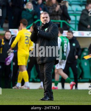 Edinburgh, Großbritannien. 27.. Februar 2022. EASTER ROAD STADIUM, EDINBURGH, SCHOTTLAND - 27. FEBRUAR: Celtic-Managerin Ange Postecoglou applaudiert der Unterstützung der Celtic nach dem Cinch Scottish Premiership-Spiel zwischen Hibernian FC und Celtic FC am 27. Februar 2022 in Edinburgh, Großbritannien. ( Kredit: Ian Jacobs/Alamy Live News Stockfoto