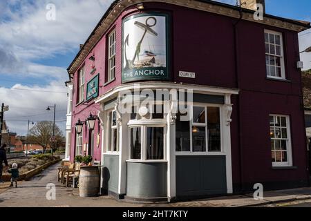 Woodbridge Suffolk UK Februar 22 2022: Außenansicht des beliebten The Anchor Pub im Stadtzentrum von Woodbridge Stockfoto