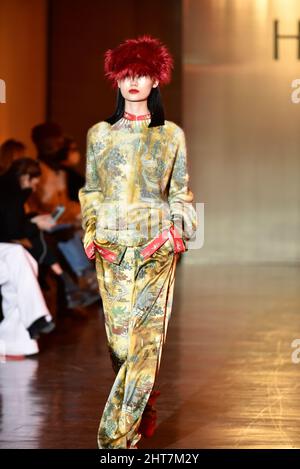 Mailand, Lombardei, Italien. 27.. Februar 2022. Model Walk the Runway, during the HUI Fashion Show, by Designer ZHAO HUIZHOW, as part of the Milan Fashion Week.Herbst/Winter 2022-2023 (Foto: © Ervin Shulku/ZUMA Press Wire) Stockfoto