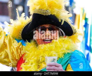 Maastricht, Niederlande. 27.. Februar 2022. Eine Frau mit Kostüm und Gesichtsfarbe nimmt an der Parade in Maastricht am Karnevalssonntag Teil. Anna Karpendale/Alamy Live News Stockfoto