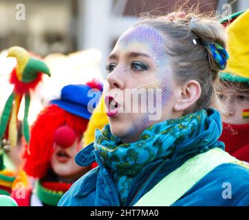 Maastricht, Niederlande. 27.. Februar 2022. Eine Frau mit Kostüm und Gesichtsfarbe nimmt an der Parade in Maastricht am Karnevalssonntag Teil. Anna Karpendale/Alamy Live News Stockfoto