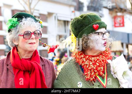 Maastricht, Niederlande. 27.. Februar 2022. Ein Paar in Kostüm, das an der Parade in Maastricht am Karnevalssonntag teilnimmt. Anna Karpendale/Alamy Live News Stockfoto