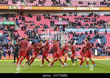 London, Großbritannien. 27.. Februar 2022. Liverpool Spieler wärmen sich am 2/27/2022 in London, Vereinigtes Königreich auf. (Foto von Craig Thomas/News Images/Sipa USA) Quelle: SIPA USA/Alamy Live News Stockfoto