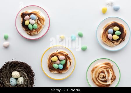 Draufsicht auf hausgemachte geröstete Bastarüsse mit Schokoladeneiern in der Mitte. Stockfoto