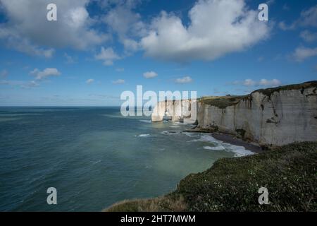 Schöne Aussicht auf die Falaises d'Etretat in der Normandie, Frankreich Stockfoto