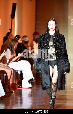 Mailand, Lombardei, Italien. 27.. Februar 2022. Model Walk the Runway, during the HUI Fashion Show, by Designer ZHAO HUIZHOW, as part of the Milan Fashion Week.Herbst/Winter 2022-2023 (Foto: © Ervin Shulku/ZUMA Press Wire) Stockfoto