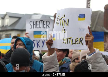 Vor der Residenz der russischen Botschaft im Süden Dublins versammelten sich Menschen, um Botschafter Juri Filatow aufzufordern, das Land zu verlassen und gegen die russische Invasion in der Ukraine zu protestieren. Bilddatum: Sonntag, 27. Februar 2022. Stockfoto