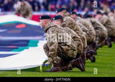 London, Großbritannien. 27.. Februar 2022. Soldaten vor dem Carabao Cup-Finale zwischen Chelsea und Liverpool im Wembley-Stadion am 27. 2022. Februar in London, England. (Foto von Paul Chesterton/phcimages.com) Quelle: PHC Images/Alamy Live News Stockfoto