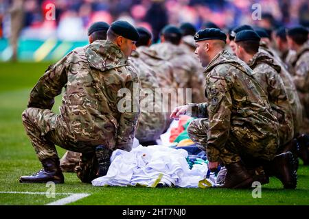 London, Großbritannien. 27.. Februar 2022. Soldaten vor dem Carabao Cup-Finale zwischen Chelsea und Liverpool im Wembley-Stadion am 27. 2022. Februar in London, England. (Foto von Paul Chesterton/phcimages.com) Quelle: PHC Images/Alamy Live News Stockfoto