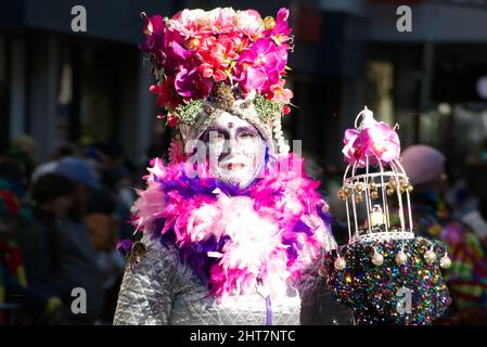 Maastricht, Niederlande. 27.. Februar 2022. Eine Frau mit Kostüm und Gesichtsfarbe nimmt an der Parade in Maastricht am Karnevalssonntag Teil. Anna Karpendale/Alamy Live News Stockfoto