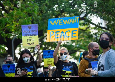 Bangkok, Thailand. 27.. Februar 2022. Die Demonstranten halten während der Demonstration Plakate, auf denen ihre Meinung zum Ausdruck kommt. Ukrainische, thailändische und russische Anti-Kriegs-Demonstranten versammelten sich im Lumphini-Park, bevor sie zum Benjakitti-Park marschierten, um gegen die russische Invasion in der Ukraine zu protestieren und um Unterstützung für die Ukraine nach dem russischen Militäreinmarsch in die Ukraine zu rufen. Kredit: SOPA Images Limited/Alamy Live Nachrichten Stockfoto