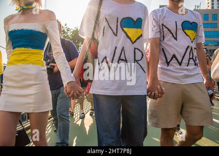 Bangkok, Thailand. 27.. Februar 2022. Während der Demonstration sahen die Demonstranten, wie sie ihre Hände hielten.ukrainische, thailändische und russische Anti-Kriegs-Demonstranten versammelten sich im Lumphini-Park, bevor sie in den Benjakitti-Park marschierten, um gegen die russische Invasion in der Ukraine zu protestieren und um Unterstützung für die Ukraine zu rufen, nachdem das russische Militär in die Ukraine eingedrungen war. Kredit: SOPA Images Limited/Alamy Live Nachrichten Stockfoto