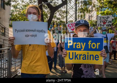 Bangkok, Thailand. 27.. Februar 2022. Während der Demonstration halten Demonstranten Plakate mit ihren Meinungen bereit.ukrainische, thailändische und russische Anti-Kriegs-Demonstranten versammelten sich im Lumphini-Park, bevor sie zum Benjakitti-Park marschierten, um gegen die russische Invasion in der Ukraine zu protestieren und um Unterstützung für die Ukraine zu rufen, nachdem das russische Militär in die Ukraine eingedrungen war. Kredit: SOPA Images Limited/Alamy Live Nachrichten Stockfoto