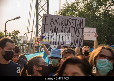 Bangkok, Thailand. 27.. Februar 2022. Ein Protestler hält während der Demonstration ein Plakat mit.ukrainische, thailändische und russische Anti-Kriegs-Demonstranten versammelten sich im Lumphini-Park, bevor sie in den Benjakitti-Park marschierten, um gegen die russische Invasion in der Ukraine zu protestieren und um Unterstützung für die Ukraine nach dem russischen Militäreinmarsch in die Ukraine zu rufen. Kredit: SOPA Images Limited/Alamy Live Nachrichten Stockfoto