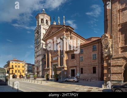 Fossano, Italien - 27. Februar 2022: Kathedrale Santa Maria und San Giovenale (XVIII Jahrhundert) mit dem Bürgerglockenturm (XV Jahrhundert) und historischen Bui Stockfoto