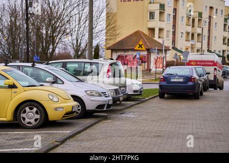 Gruppe von geparkten Autos auf Parkplätzen, darunter ein Volkswagen Beetle und Ford Mondeo Stockfoto