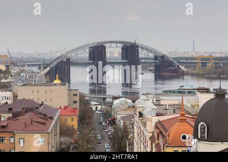 9.. April 2019. Kiew, Ukraine. Die Podilskyi-Brücke, auch bekannt als Podilsko-Voskresenskyi-Brücke. Die Brücke ist eine kombinierte Straße-Schiene-Brücke über den Dnjepr River. Stockfoto