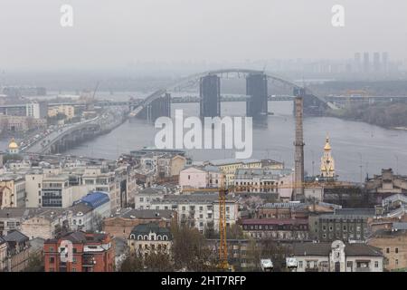 9.. April 2019. Kiew, Ukraine. Die Podilskyi-Brücke, auch bekannt als Podilsko-Voskresenskyi-Brücke. Die Brücke ist eine kombinierte Straße-Schiene-Brücke über den Dnjepr River. Stockfoto