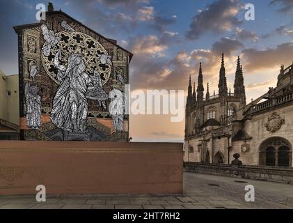 Szenische Ansicht einer Mosaikwand gegen die Kathedrale von Burgos in Spanien bei Sonnenaufgang Stockfoto