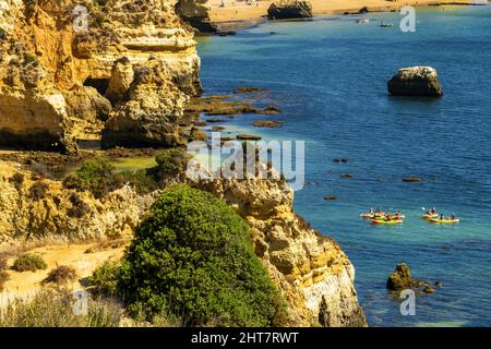 goldgelber Felsen und Klippe am schönen Strand von Praia do Camilo in der Nähe von Lagos, Algarve, Portugal Stockfoto