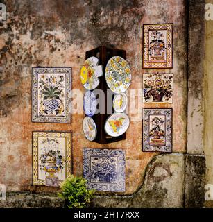 Eine Auswahl an handgefertigten und dekorierten Tellern an einem Marktstand in der Altstadt von Rhodos, Rhodos, Griechenland. Stockfoto
