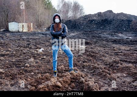 Ein Mädchen in einer Schutzmaske in einer apokalyptischen Welt. Umweltkatastrophe. Gefährliche toxische Zone Stockfoto