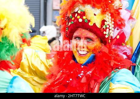 Maastricht, Niederlande. 27.. Februar 2022. Eine Frau mit Kostüm und Gesichtsfarbe nimmt an der Parade in Maastricht am Karnevalssonntag Teil. Anna Karpendale/Alamy Live News Stockfoto