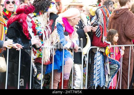 Maastricht, Niederlande. 27.. Februar 2022. Nachtschwärmer in Kostümen säumen die Route, um die Parade in Maastricht am Karnevalssonntag zu beobachten. Anna Karpendale/Alamy Live News Stockfoto