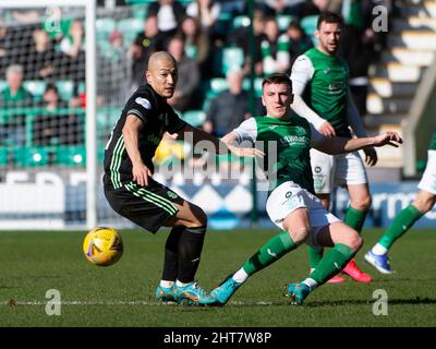 Edinburgh, Großbritannien. 27.. Februar 2022. EASTER ROAD STADIUM, EDINBURGH, SCHOTTLAND - 27. FEBRUAR: HibsÕ Mittelfeldspieler Josh Campbell stellt sich während des Cinch Scottish Premiership-Spiels zwischen Hibernian FC und Celtic FC am 27. Februar 2022 in Edinburgh, Großbritannien, dem japanischen Stürmer Kyogo Furuhashi, entgegen. ( Kredit: Ian Jacobs/Alamy Live News Stockfoto