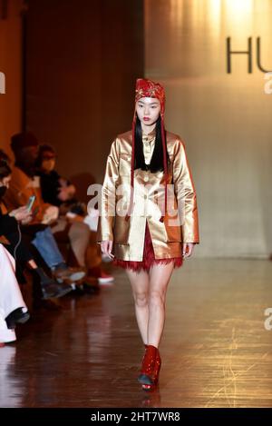 Mailand, Lombardei, Italien. 27.. Februar 2022. Model Walk the Runway, during the HUI Fashion Show, by Designer ZHAO HUIZHOW, as part of the Milan Fashion Week.Herbst/Winter 2022-2023 (Foto: © Ervin Shulku/ZUMA Press Wire) Stockfoto