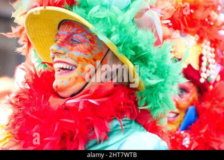 Maastricht, Niederlande. 27.. Februar 2022. Eine Frau mit Kostüm und Gesichtsfarbe nimmt an der Parade in Maastricht am Karnevalssonntag Teil. Anna Karpendale/Alamy Live News Stockfoto