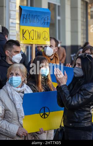 Wesel, Nordrhein-Westfalen, Deutschland - Demonstration gegen Putins Krieg in der Ukraine. Friedensdemonstration und Solidaritätskundgebung für die Ukraine auf dem Großen Markt in Wesel. In Zeiten der Corona-Pandemie tragen alle Demonstranten Masken. Stockfoto