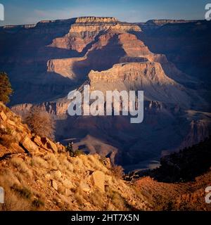 Weibliche Backpacker halten am South Kaibab Trail, um den Blick zu genießen Stockfoto