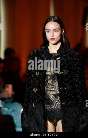 Mailand, Lombardei, Italien. 27.. Februar 2022. Model Walk the Runway, during the HUI Fashion Show, by Designer ZHAO HUIZHOW, as part of the Milan Fashion Week.Herbst/Winter 2022-2023 (Foto: © Ervin Shulku/ZUMA Press Wire) Stockfoto