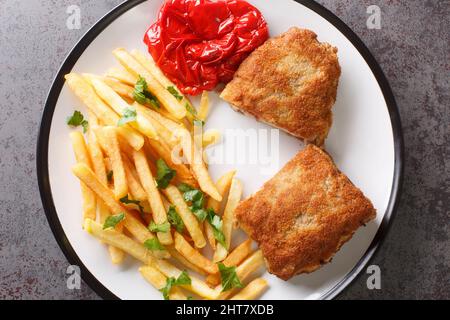 cachopo besteht einfach aus zwei panierten Kalbsfilets, gefüllt mit Käse und Serrano-Schinken mit pommes frites in der Nähe auf dem weißen Teller auf dem Tisch. Hor Stockfoto