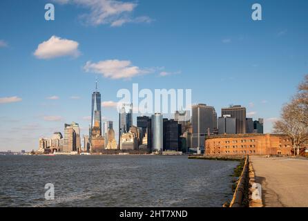 Blick auf Lower Manhattan, New York City, von Governor’s Island. Castle Williams liegt auf der rechten Seite. Stockfoto