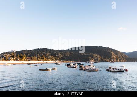 Fischerboote in der Bucht. Puerto Cisnes, Chile Stockfoto