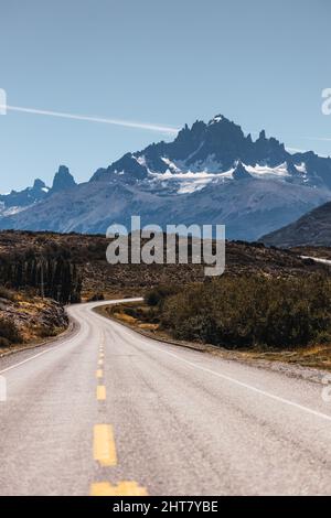 Bergkette von der Straße aus gesehen. Patagonien. Cerro Castillo Stockfoto