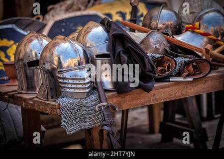 Mittelalterliche Ritter Helme und Rüstung Stockfoto
