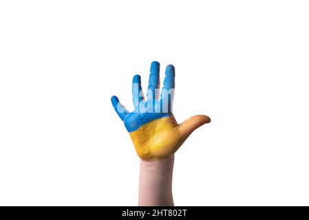 Kinderhandbemalung in den Farben der Nationalflagge der Ukraine isoliert auf weißem Hintergrund. Stockfoto